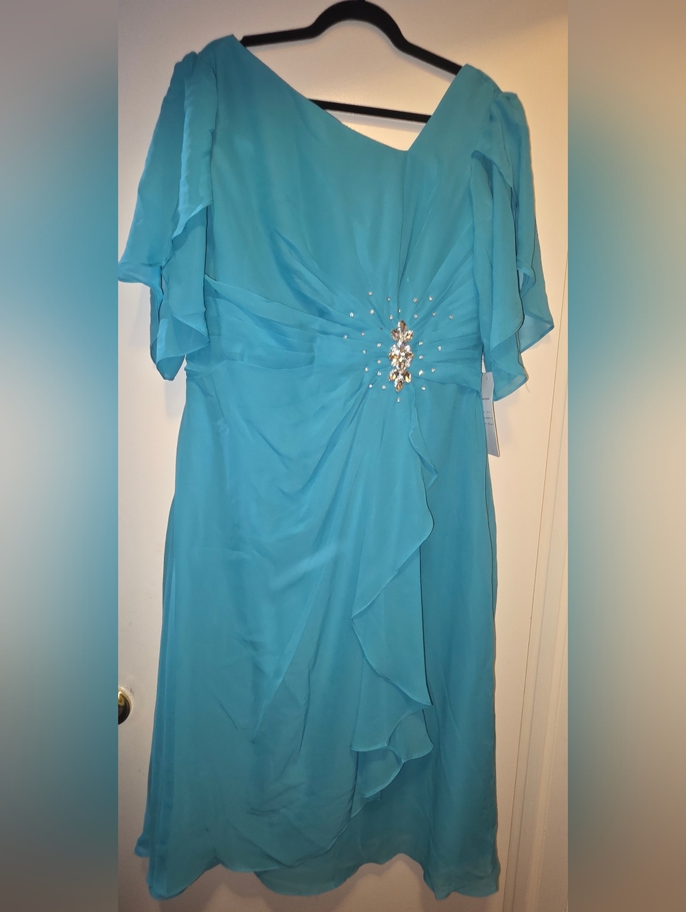 Elegant Teal Ruffled Evening Dress with Crystal Accent